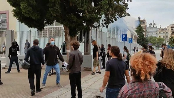 Επεισόδια στη Θεσσαλονίκη – Επίθεση με καδρόνια, λοστούς και πέτρες σε αντιφασιστική συγκέντρωση φοιτητών