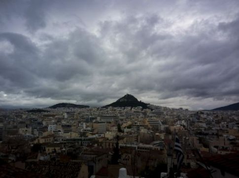 Ψυχρό μέτωπο διασχίζει τη χώρα – Βροχές και τσουχτερό κρύο