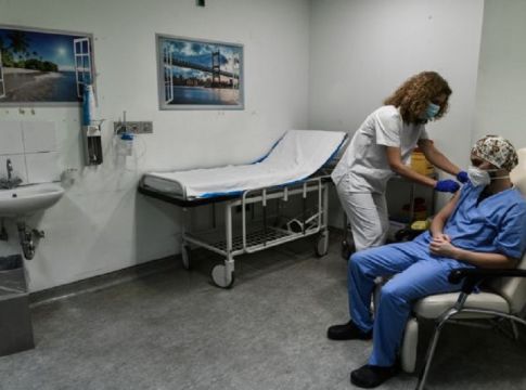 Αναστολή υγειονομικών – Λήγει η προθεσμία για εμβολιασμό – Απαντούν με κινητοποιήσεις