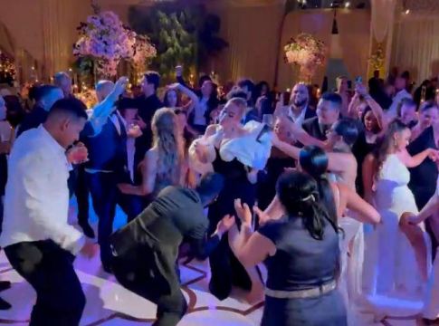 Έπος – Τρελό ξεφάντωμα ΛεΜπρόν και… Αντέλ στον γάμο του Ντέιβις (vids)