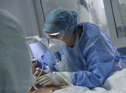 Επιμένουν πάνω από 2.000 τα κρούσματα – Αγωνία για τους θανάτους, μειώνονται οι διασωληνωμένοι