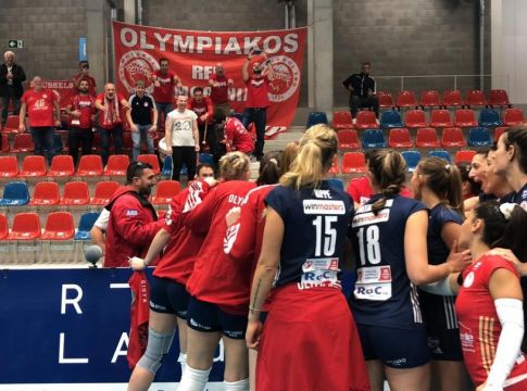 Πανηγύρισαν με τον κόσμο της ομάδας την πρόκριση οι παίκτριες του Ολυμπιακού (vid)