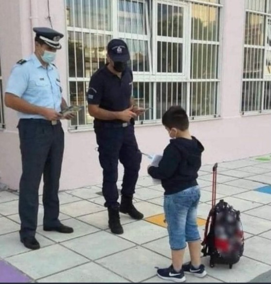 Γκάφα της Ελληνοφρένειας – Η φωτογραφία με τους αστυνομικούς που δήθεν ελέγχουν μαθητές για self test