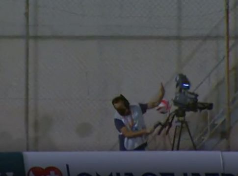 Ο Ντομίνγκεζ πέτυχε την κάμερα με σουτ (vid)