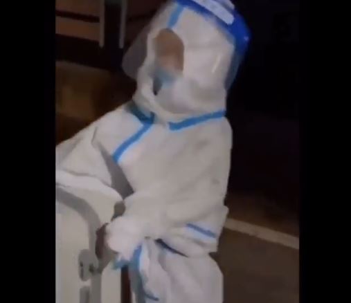Σπαρακτική εικόνα – 4χρονο παιδί μπαίνει ολομόναχο σε καραντίνα – Διαγνώστηκε με κορωνοϊό