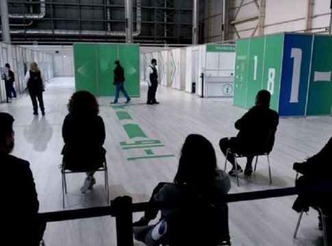 Πλαστά πιστοποιητικά – Άνδρας προσπάθησε να εξαγοράσει νοσηλεύτρια με 500 ευρώ για να μην του κάνει το εμβόλιο