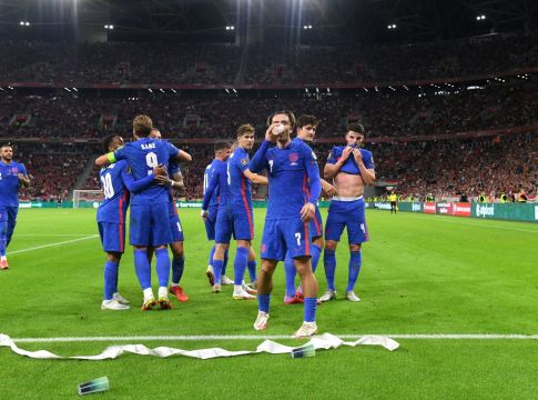 Εικόνες ντροπής – Ήχοι μαϊμούς και ρίψη αντικειμένων από τους Ούγγρους φιλάθλους στους Άγγλους παίκτες (vid)