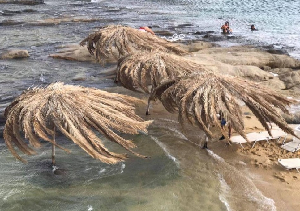 Χαλκιδική – Η στιγμή που τροπική καταιγίδα σαρώνει παραλία