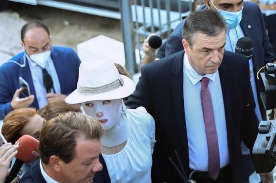 Βιτριόλι – Με ειδική μάσκα στο εφετείο η Ιωάννα για τη δίκη – Πρώτη δημόσια εμφάνιση μετά την επίθεση