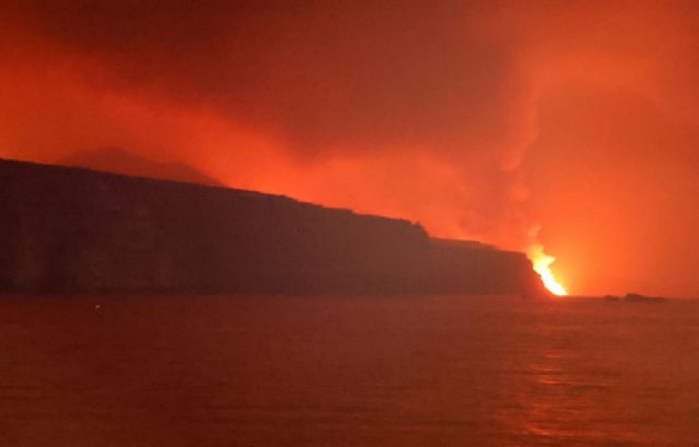 Εικόνες αποκάλυψης στην Ισπανία: Η λάβα από το ηφαίστειο έφτασε στον ωκεανό – Φόβοι για έκλυση τοξικών αερίων