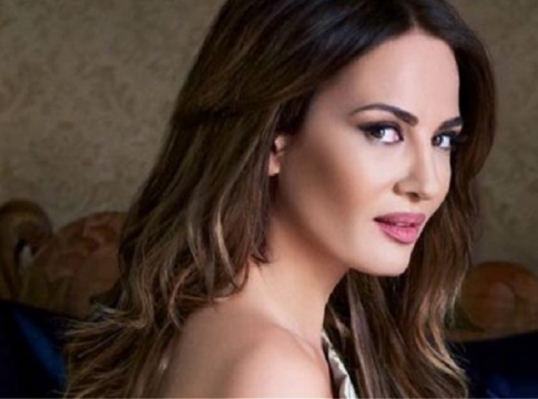 Η Δήμητρα Ματσούκα ποζάρει με σούπερ μίνι φούστα και μοιάζει με σ3ξι μαθήτρια (pics)