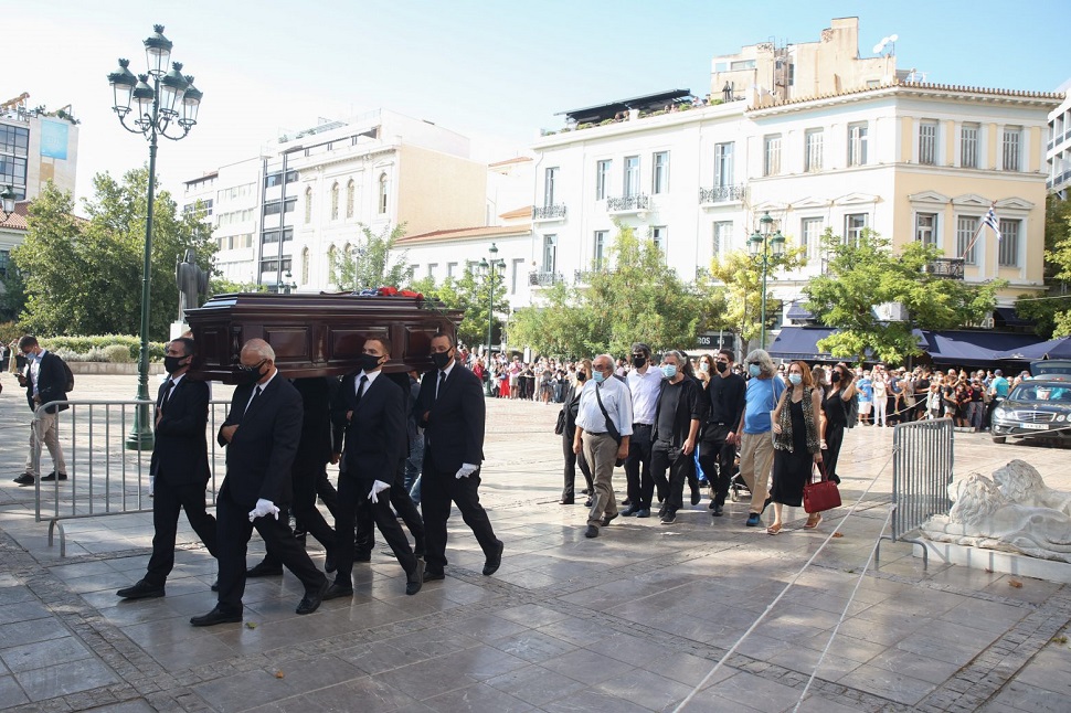 Μίκης Θεοδωράκης – Live η τρίτη μέρα του λαϊκού προσκυνήματος – Χιλιάδες αποχαιρετούν τον μεγάλο μουσικοσυνθέτη