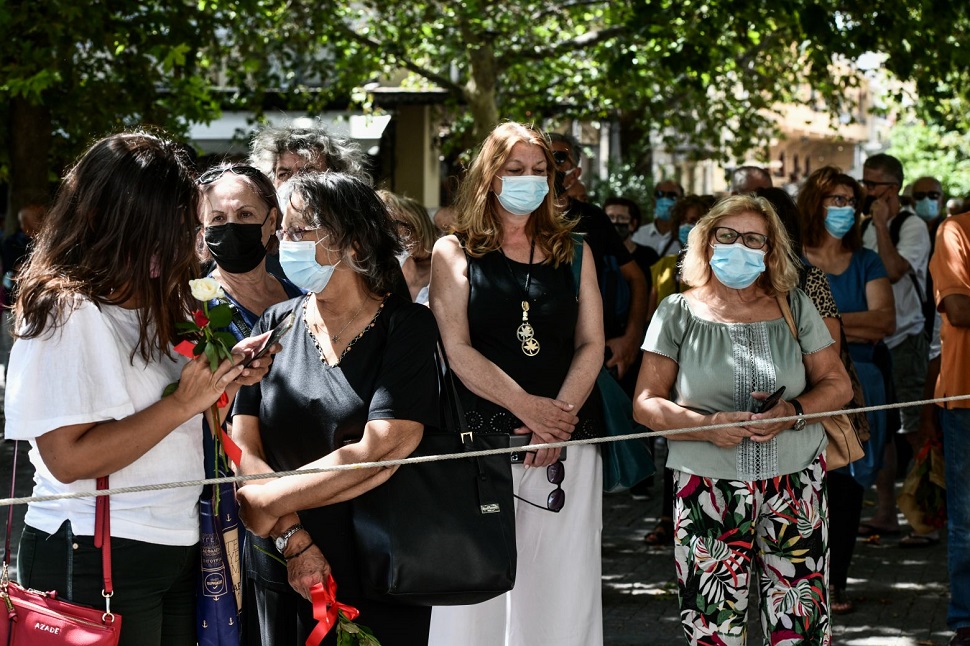 Μίκης Θεοδωράκης – Πλήθος κόσμου έξω από τη Μητρόπολη για το λαϊκό προσκύνημα (pics+vids)