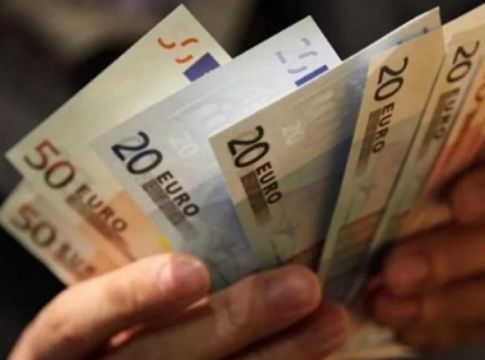 Προσδοκίες για διπλή αύξηση του κατώτατου μισθού το 2022 καλλιεργεί η κυβέρνηση