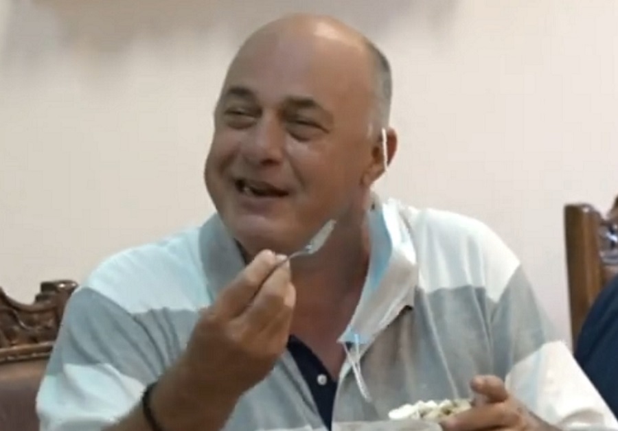 Αχιλλέας Μπέος – Μοίρασε κόλλυβα στο δημοτικό συμβούλιο και έσκασε στα γέλια