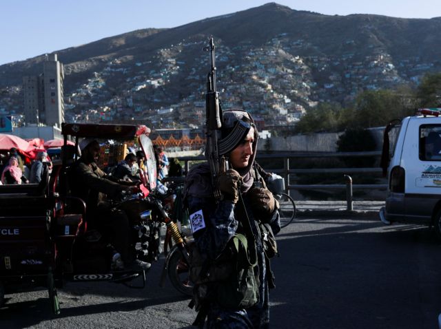 Ο τρόμος επέστρεψε στο Αφγανιστάν – Δύο νεκροί και 21 τραυματίες μετά από τρεις εκρήξεις στην Καμπούλ