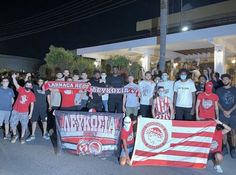 Η υποδοχή της Θύρας 7 Λευκωσίας στην αποστολή του Ολυμπιακού (pic)