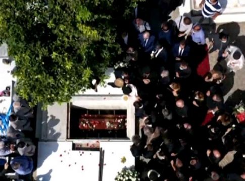 Μίκης Θεοδωράκης – Στην αγκαλιά της κρητικής γης ο σπουδαίος Έλληνας