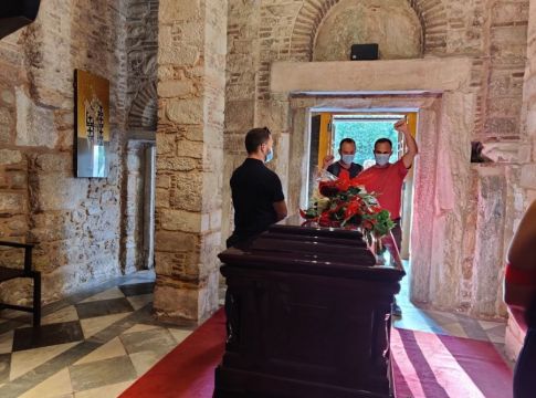 Το λαϊκό προσκύνημα στον Μίκη Θεοδωράκη θα παραταθεί για μια ώρα σήμερα – Θα τελειώσει στις 20:00 το βράδυ