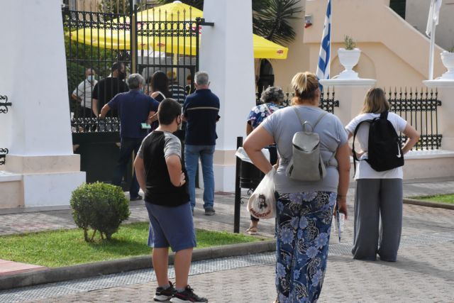 Ουρές και πολύωρη αναμονή έξω από τα διαγνωστικά κέντρα για rapid test