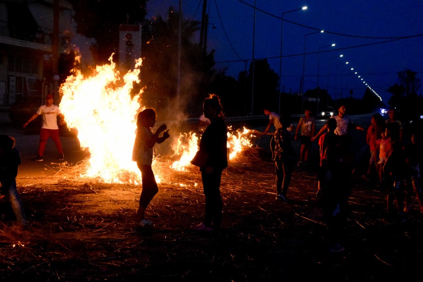 Ασπρόπυργος – Ρομά έχουν στήσει οδοφράγματα – Κλειστή η Λεωφόρος Νάτο