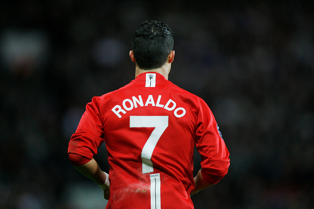 «Τρέλα» για μία φανέλα του CR7 έξω από το «Όλντ Τράφορντ» (vid)