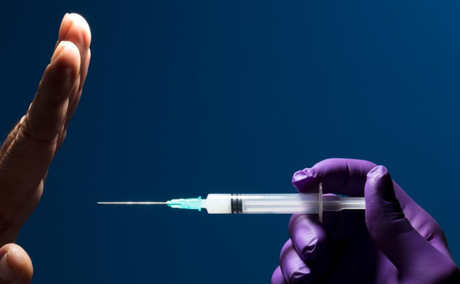 Απόλυση και πρόστιμο 5.000 ευρώ σε όσους εκδίδουν και λαμβάνουν πλαστό πιστοποιητικό εμβολιασμού