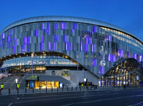 Φωτιά στο κεντρικό κτίριο του γηπέδου της Τότεναμ – Λειτουργούσε ως εμβολιαστικό κέντρο Covid-19