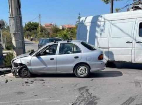 Τροχαίο ατύχημα στη Λεωφόρο Αρτέμιδος – Πληροφορίες για τραυματίες, ανάμεσά τους και παιδιά (pic)