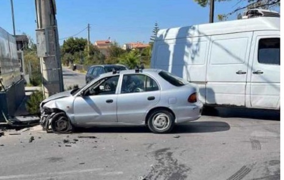 Τροχαίο ατύχημα στη Λεωφόρο Αρτέμιδος – Πληροφορίες για τραυματίες, ανάμεσά τους και παιδιά (pic)