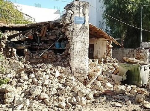 Σεισμός στην Κρήτη – Ζευγάρι γλίτωσε από κατολίσθηση – Τεράστιοι βράχοι μία ανάσα από το αυτοκίνητο