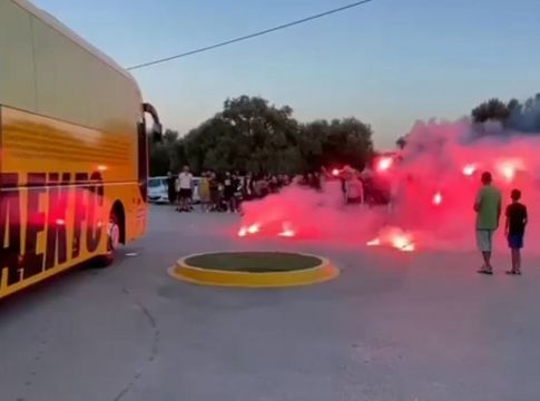Οπαδοί της ΑΕΚ αποθέωσαν την αποστολή της ομάδας στα Σπάτα (vid)