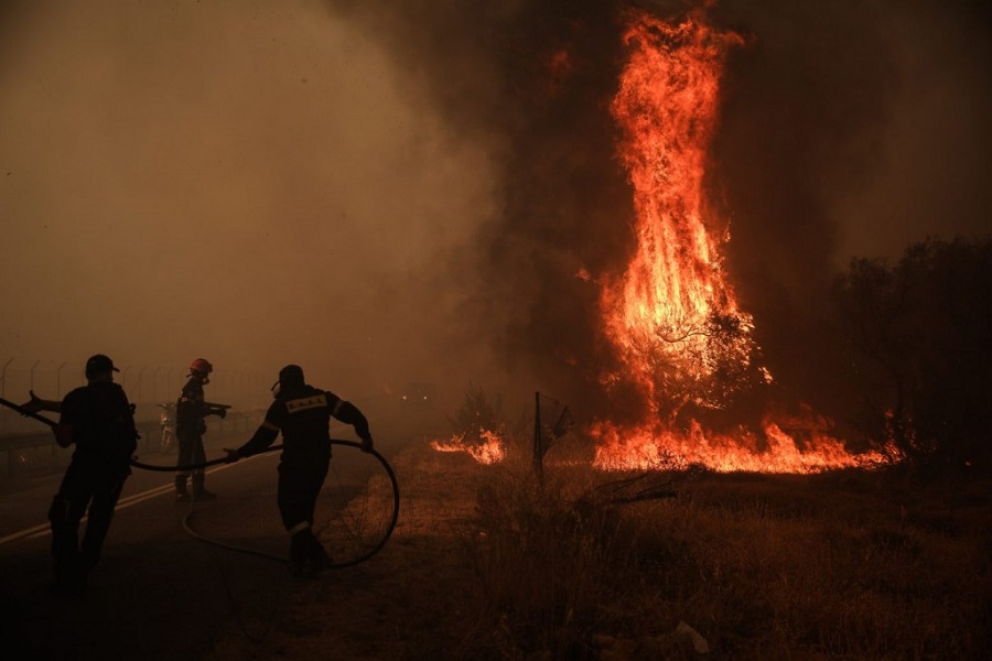 Μεγάλη φωτιά στη Μεγαλόπολη – Εισήγηση για εκκένωση οικισμού και μήνυμα του 112