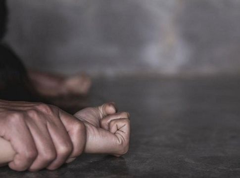Αποτροπιασμός στην Αρτα – Βίασαν την 20χρονη κοπέλα του κολλητού τους