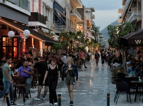 Πώς θα συνυπάρξουν τον χειμώνα εμβολιασμένοι και μη – Η νέα δέσμη μέτρων – Το παρασκήνιο των αποφάσεων