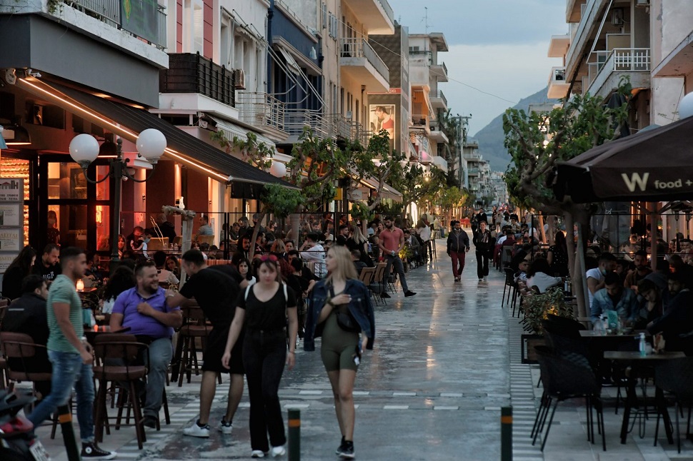 Πώς θα συνυπάρξουν τον χειμώνα εμβολιασμένοι και μη – Η νέα δέσμη μέτρων – Το παρασκήνιο των αποφάσεων