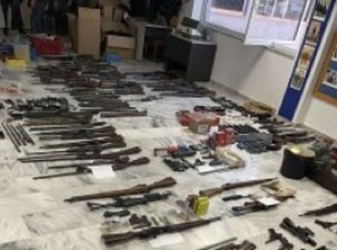 Εξαρθρώθηκε εγκληματική οργάνωση εμπορίας όπλων – Ολόκληρο οπλοστάσιο «ξετρύπωσε» η ΕΛ.ΑΣ