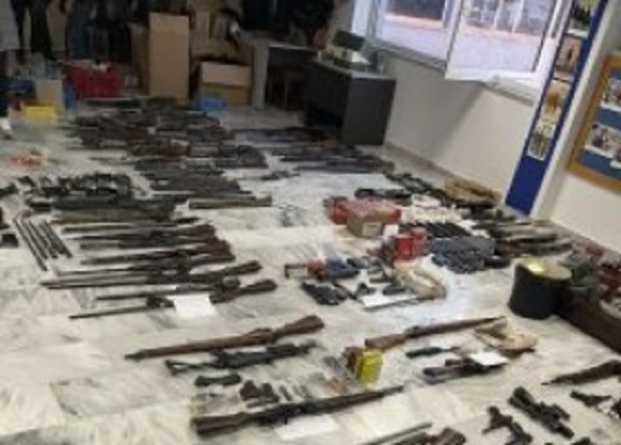 Εξαρθρώθηκε εγκληματική οργάνωση εμπορίας όπλων – Ολόκληρο οπλοστάσιο «ξετρύπωσε» η ΕΛ.ΑΣ