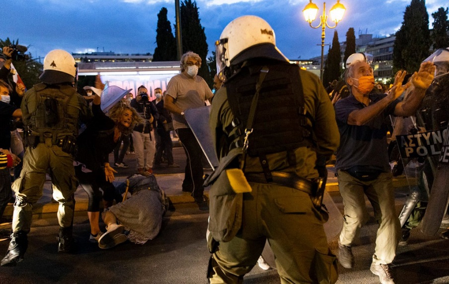 Μια καθηγήτρια στο έδαφος και μια καθηγήτρια που χτυπιέται με ασπίδα – Όταν ο φακός αποτυπώνει την «κατάλληλη» στιγμή