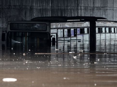 Κακοκαιρία «Μπάλλος» – Απίστευτη εικόνα – Λεωφορείο έχει καλυφθεί από το νερό
