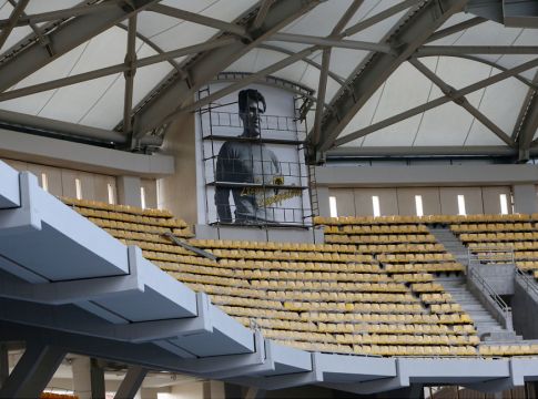 ΑΕΚ – Γιγαντοαφίσα του Σεραφείδη πήρε θέση στον ένα πυλώνα της «Αγιά Σοφιάς» (pic)