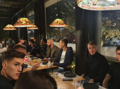 ΑΕΚ – Έκανε το τραπέζι σε όλο το ποδοσφαιρικό τμήμα ο Σιμόες (pics)