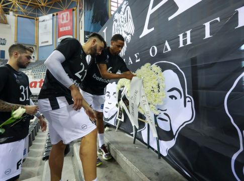 Η ομάδα μπάσκετ του ΠΑΟΚ τίμησε τη μνήνη των 6 οπαδών (vid)