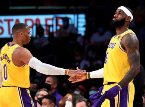 Ο ΛεΜπρον στο πλευρό του Γουέστμπρουκ – «Ήταν το πρώτο παιχνίδι, μην το κάνετε θέμα»