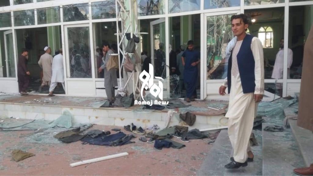 Αφγανιστάν – Εικόνες σοκ μετά την έκρηξη σε τζαμί – Στους 62 οι νεκροί