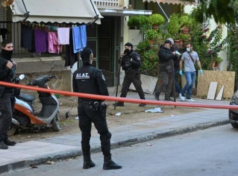 Δολοφονία στο Αιγάλεω – Παραδόθηκε ο 20χρονος γιος
