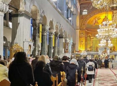 Θεσσαλονίκη – Συνωστισμός στον Άγιο Δημήτριο – Πιστοί βγάζουν τις μάσκες για να φιλήσουν την εικόνα (vid+pics)