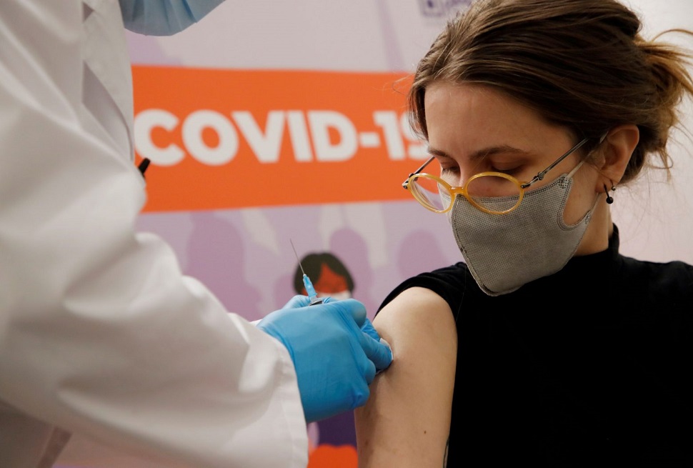 Κορωνοϊός – Αν όλοι έκαναν το εμβόλιο, θα είχαμε 1 έως 5 θανάτους – Το υγειονομικό «φάουλ» των νέων μέτρων