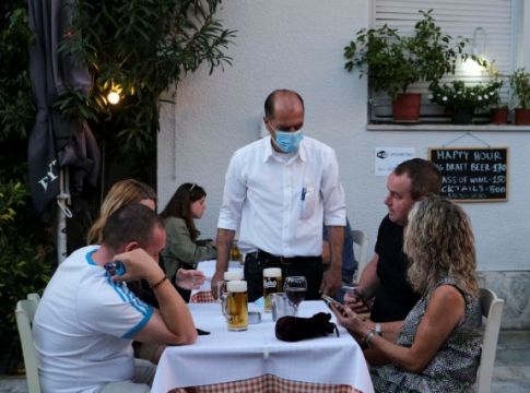 Νέο εθνικό σχέδιο πριν γίνει ανεξέλεγκτο το τέταρτο κύμα – Τα τέσσερα επικρατέστερα μέτρα που εξετάζονται