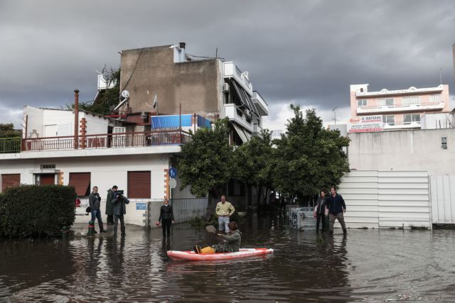 Ο Κολωνός απέκτησε… λίμνη – Κάτοικος πέρασε τον δρόμο με κανό